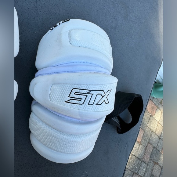 STX Stallion 300 white elbow pads with 360+ Velcro wraps - Picture 3 of 7